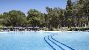 2 piscine all'aperto, lettini
