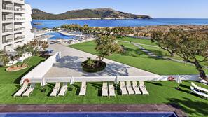 2 piscinas al aire libre, sombrillas, tumbonas