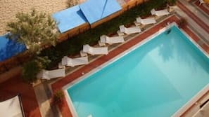Piscina stagionale all'aperto, ombrelloni da piscina, lettini