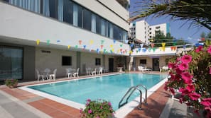 Piscina stagionale all'aperto, ombrelloni da piscina, lettini