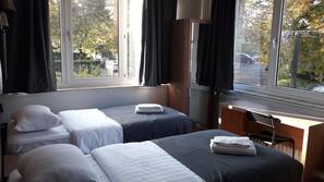 Een kluis op de kamer, een bureau, een strijkplank/strijkijzer