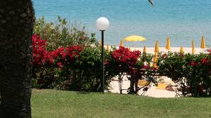 Spiaggia privata, sabbia bianca, lettini da mare, ombrelloni