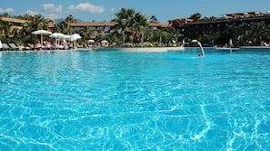 Piscine extérieure, parasols de plage