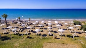 Spiaggia privata, sabbia bianca, lettini da mare, ombrelloni