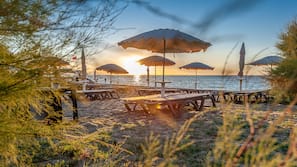 Spiaggia privata, sabbia bianca, lettini da mare, ombrelloni