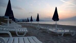 Spiaggia privata, sabbia bianca, lettini da mare, ombrelloni