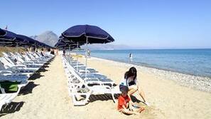 Spiaggia privata, sabbia bianca, lettini da mare, ombrelloni