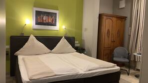 Zimmersafe, Schreibtisch, schallisolierte Zimmer
