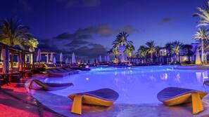 Outdoor pool, pool umbrellas, sun loungers