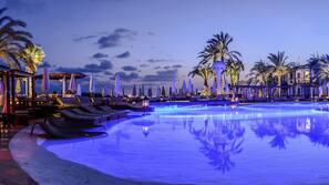 Outdoor pool, pool umbrellas, sun loungers