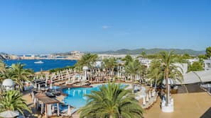 Outdoor pool, pool umbrellas, sun loungers