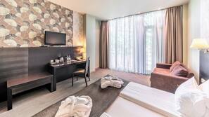 Een minibar, een kluis op de kamer, een bureau, een laptopwerkplek