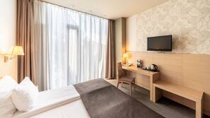 Een minibar, een kluis op de kamer, een bureau, een laptopwerkplek
