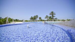Piscina stagionale all'aperto, ombrelloni da piscina, lettini