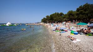 Sulla spiaggia, lettini da mare, ombrelloni