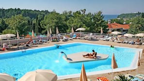 2 outdoor pools