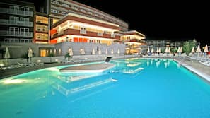 2 outdoor pools