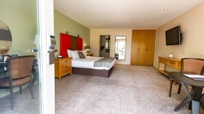 Hypo-allergenic bedding, minibar, desk, iron/ironing board