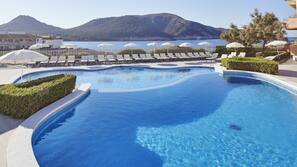Piscina coperta, piscina all'aperto, ombrelloni da piscina, lettini