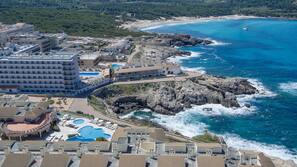 Una spiaggia nelle vicinanze, sabbia bianca