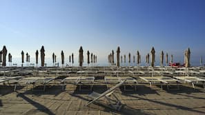 Spiaggia privata, lettini da mare, ombrelloni, teli da spiaggia