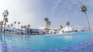 Una piscina cubierta, una piscina al aire libre de temporada, sombrillas