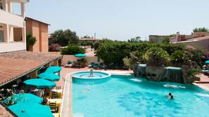 Piscina all'aperto, ombrelloni da piscina, lettini