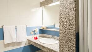 Minibar, una cassaforte in camera, culle/letti per bambini (gratuiti)