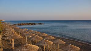 Am Strand, Liegestühle, Sonnenschirme, Wasserski
