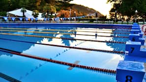 3 piscine all'aperto, ombrelloni da piscina, lettini