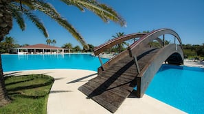 Piscine extérieure (ouverte en saison), parasols de plage