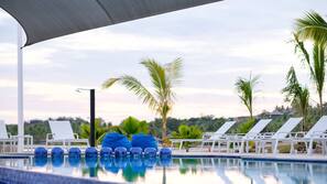 3 outdoor pools, pool loungers