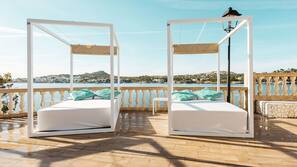 Piscine couverte, piscine extérieure, parasols de plage, chaises longues