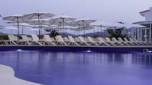 Piscine couverte, piscine extérieure, parasols de plage, chaises longues