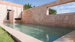 Una piscina al aire libre de temporada (de 11:00 a 21:00), sombrillas