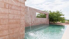 Una piscina al aire libre de temporada (de 11:00 a 21:00), sombrillas
