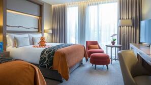 Hypo-allergenic bedding, in-room safe, desk, blackout curtains