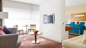 Hypo-allergenic bedding, in-room safe, desk, blackout curtains