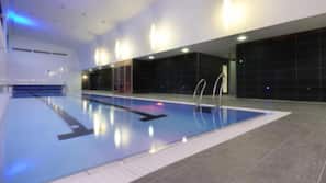 Una piscina cubierta