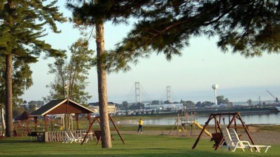 Waterfront Inn - Mackinaw City