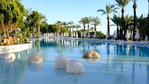 Indoor pool, 4 outdoor pools, pool loungers