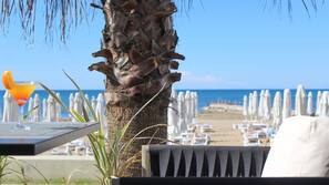 Private beach, sun-loungers, beach umbrellas, beach towels