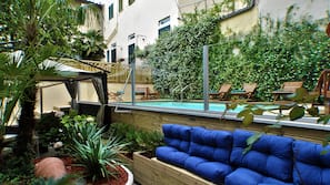 Outdoor spa bath