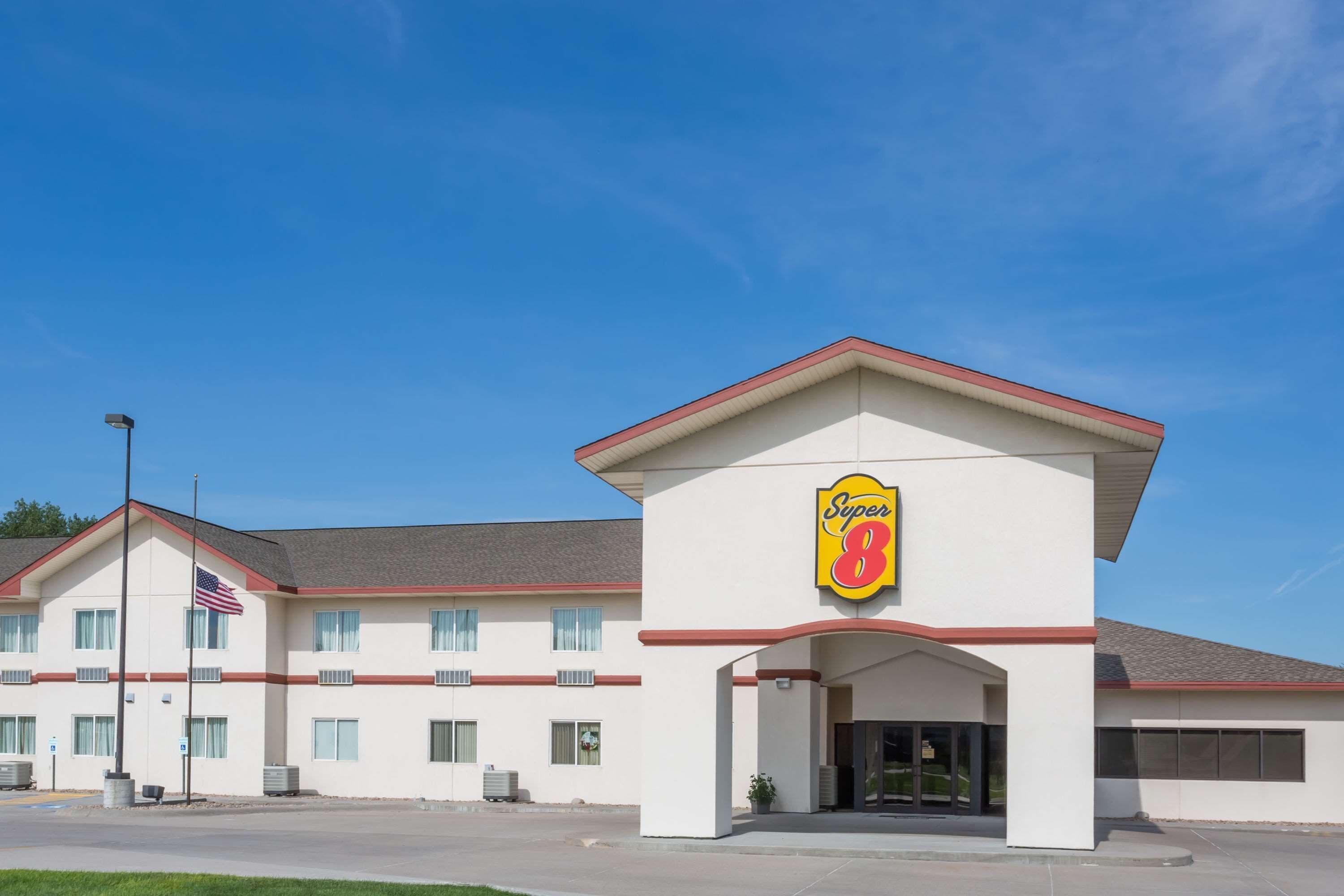 Super 8 by Wyndham Alma in Alma, United States