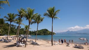 Na praia, areia branca