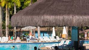 Piscina externa, guarda-sóis, espreguiçadeiras