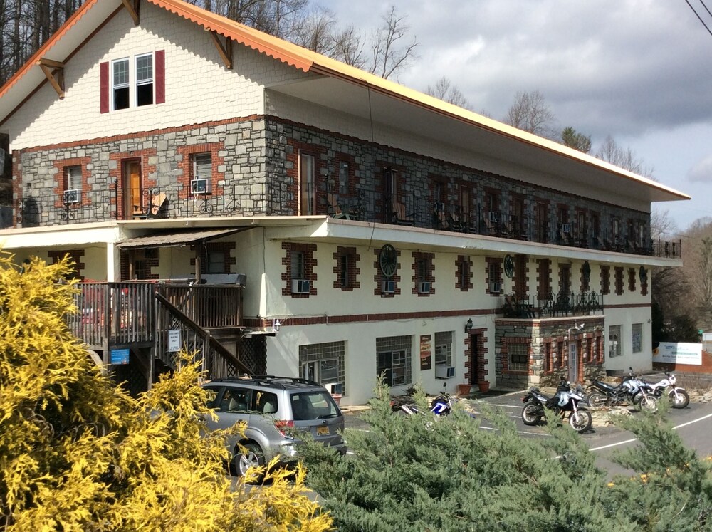 Skyline Village Inn And Cavern Tavern in Marion, United States