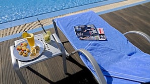 Piscine extérieure, parasols de plage