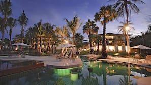 2 hồ bơi ngoài trời, dù/ô trên bãi biển/hồ bơi, ghế dài tắm nắng