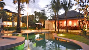 2 hồ bơi ngoài trời, dù/ô trên bãi biển/hồ bơi, ghế dài tắm nắng